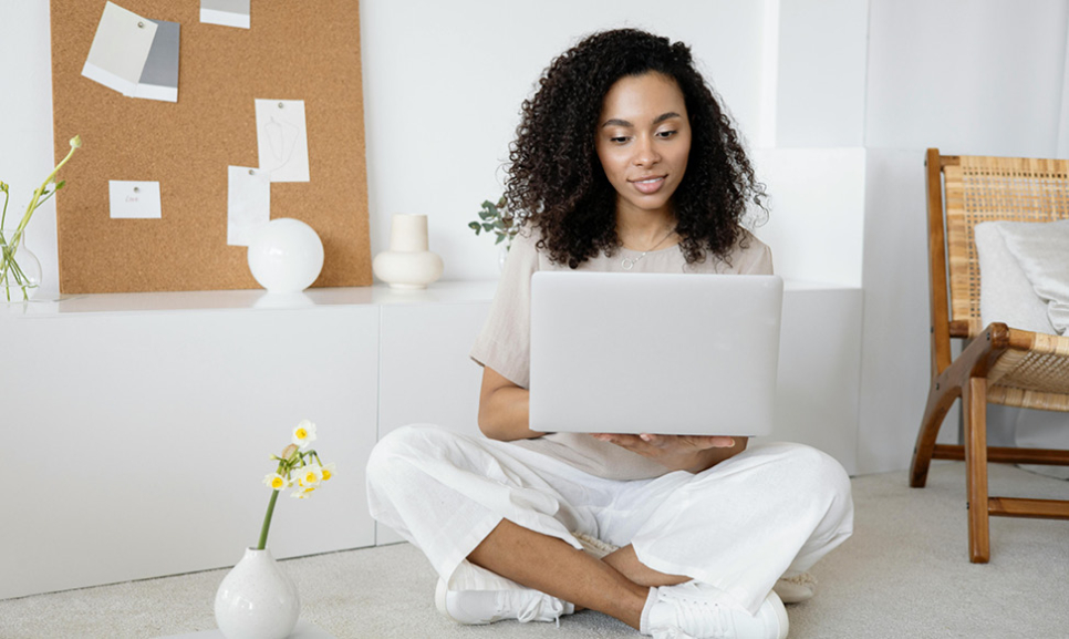 it-asset-management-woman-using-laptop